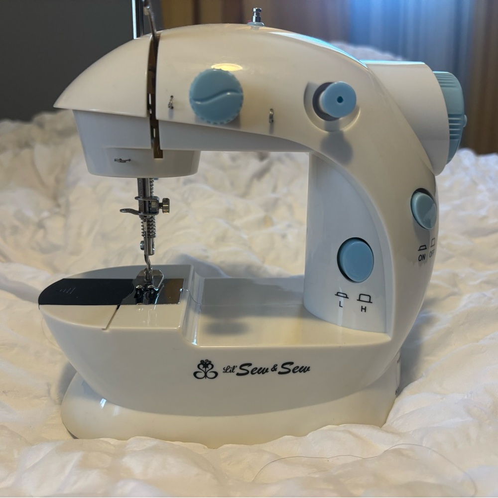 mini sewing machine